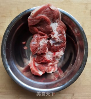 红烧羊肉炖白萝卜的做法步骤：1
