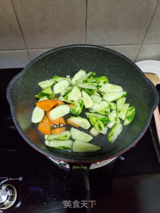 青瓜炒牛肉粒的做法步骤：2