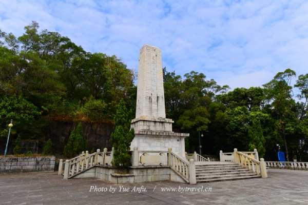 恩平革命烈士纪念碑为纪念在1927年恩平农民起义、土地革命、抗日战争和解放战争中牺牲的革命先烈而建。碑于1957年始建于恩城中山公园，有古大存题字。1980年迁建于恩城体育场南侧，1984年再迁今址。此碑占地面积1200平方米，由碑坛、碑座、碑阳三部份组成。通高约15米，碑坛四周有栏杆，碑阳略呈梯形，有刘田夫题写“恩平革命烈土纪念碑”九个隶书大字。整座建筑由花岗岩石块砌成，庄严肃穆，雄伟壮观。1984年7月恩平县人民政府公布为县级文物保护单位。