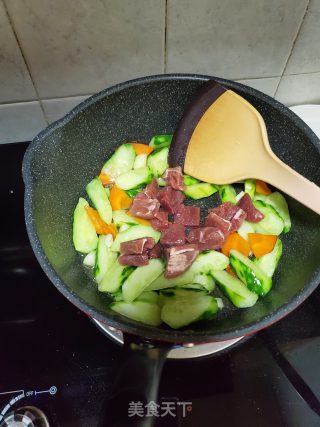 青瓜炒牛肉粒的做法步骤：4