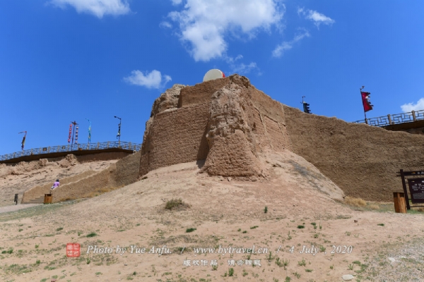 据《隋书.崔仲芳传》记载：隋文帝开皇五年（公元585年）“使司农少卿崔仲芳，发丁三万于朔方灵武筑长城。西距河，东至绥德，绵延七百里，以遏胡寇。”明代朝廷为防御鞑靼、瓦刺诸部侵扰，在隋长城的基础上大规模修筑长城。明代长城被称为“边墙”。史载：成化八年〈公元1472年〉由巡抚、右副御史余子龙倡修。成化十年〈公元1474年〉王越总制延绥、甘肃、宁夏三边，在其敦促下闰六月又在宁夏巡抚徐廷章，总兵范谨主持下，初步完成长城全线连接工程。成化十年十月宁夏灵州地震，边墙倒塌十有一二。